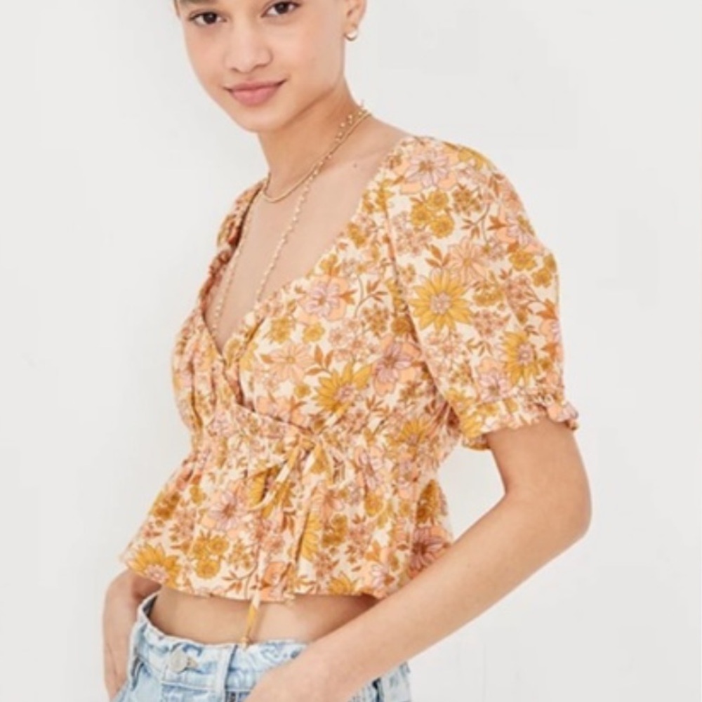 American Eagle‎ Floral Cropped Top